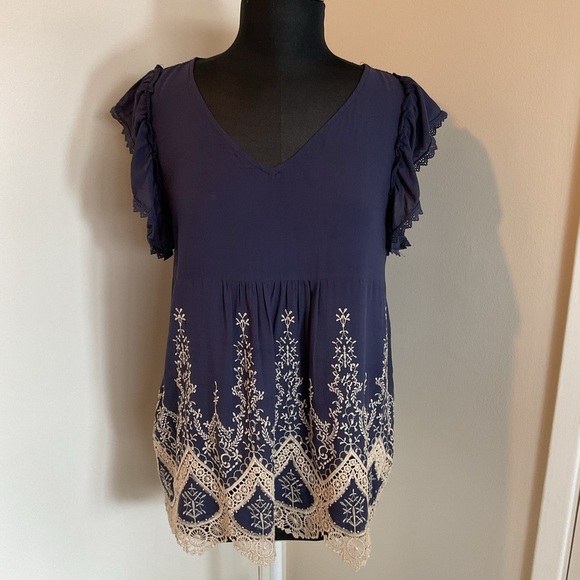 24. Navy Blue Cream Ruffled Cap Sleeve Embroidered Blouse Size Large - Picture 1 of 10
